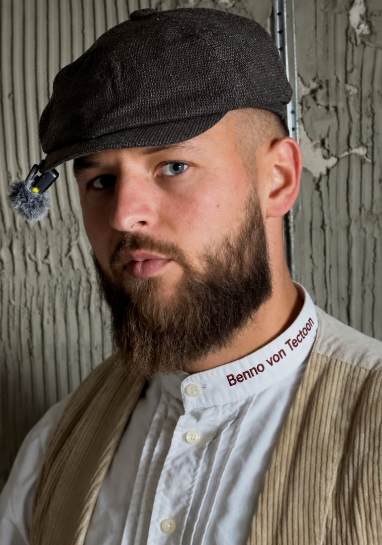 Benno von Tectoon und sein Geschäftspartner Benno von Tectoon, Maurer aus Lübeck, mit seinem Geschäftspartner vor einem Wohnhaus.