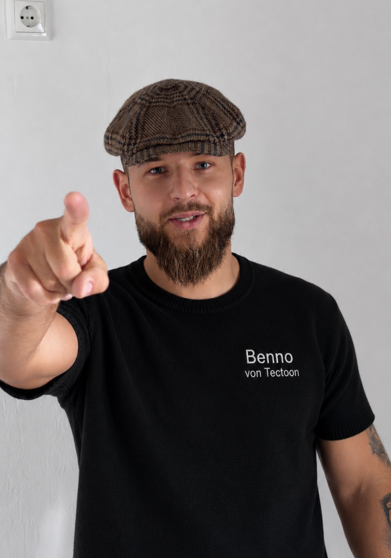 Benno von Tectoon und sein Geschäftspartner Benno von Tectoon, Maurer aus Lübeck, mit seinem Geschäftspartner vor einem Wohnhaus.