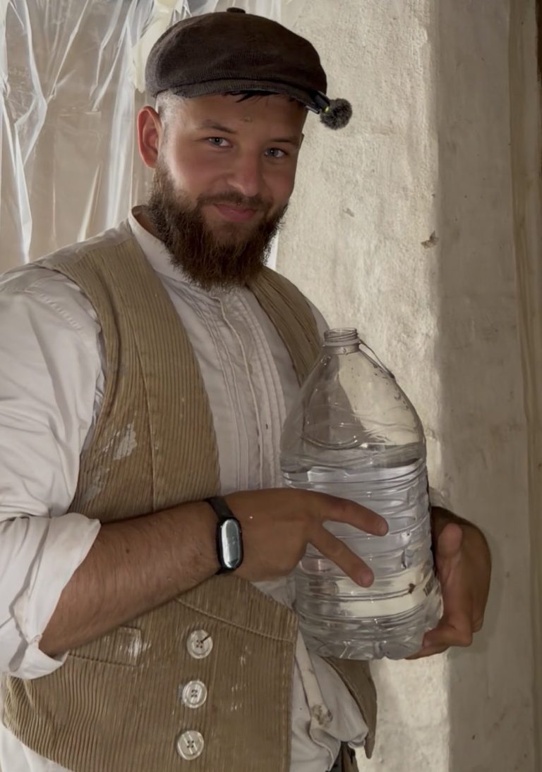 Benno von Tectoon und sein Geschäftspartner Benno von Tectoon, Maurer aus Lübeck, mit seinem Geschäftspartner vor einem Wohnhaus.