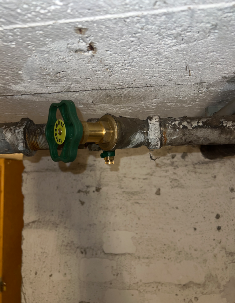 Alter Hauptabsperrhahn mit korrodierter Rohrleitung als Beispiel für eine defekte Armatur beim Sanitär-Notdiensteinsatz