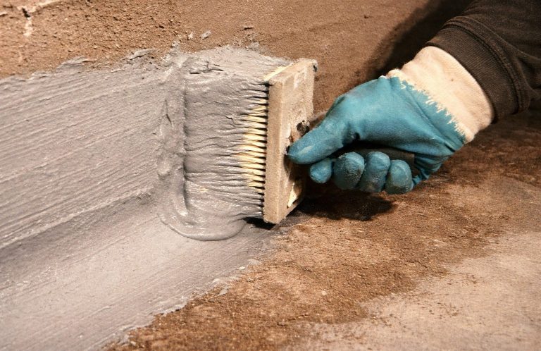 Kellersanierung und Bauwerksabdichtung Auftragen einer Bauwerksabdichtung im Keller zum Schutz des Mauerwerks vor eindringender Feuchtigkeit