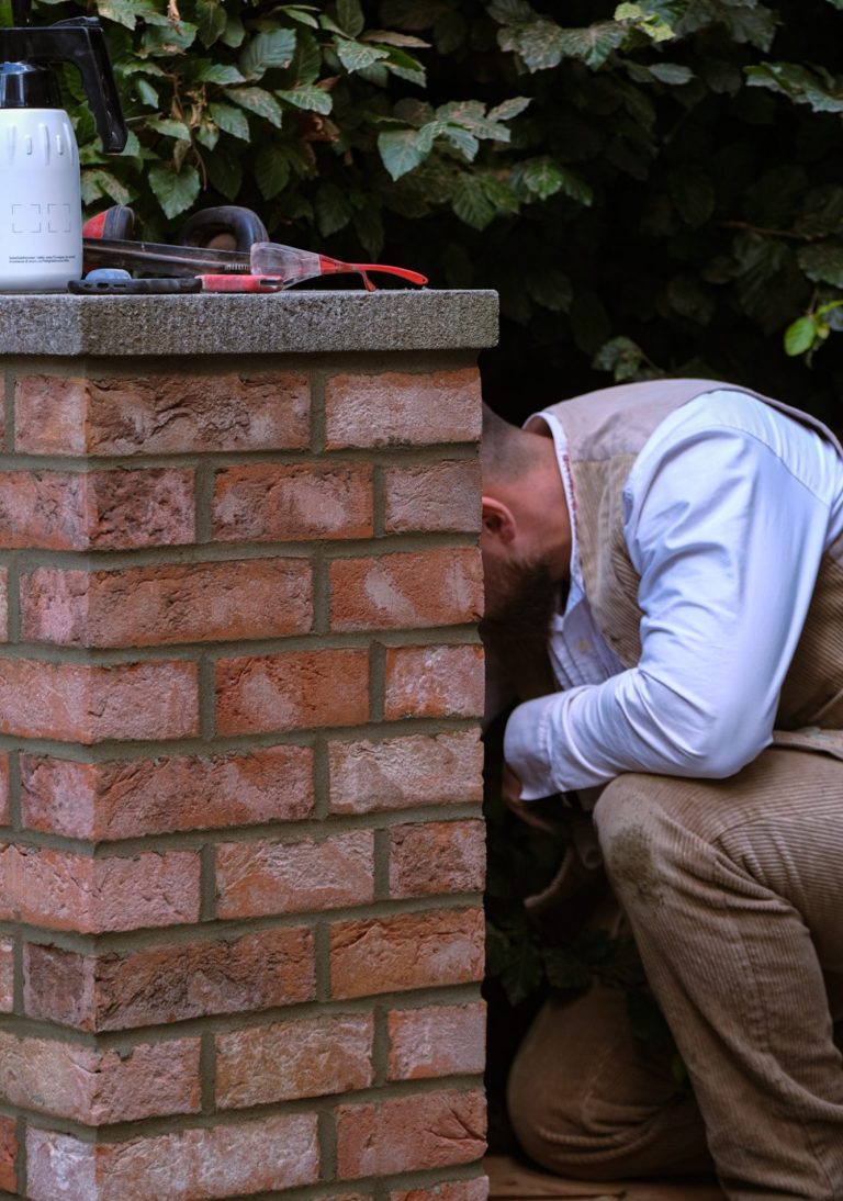 Benno von Tectoon und sein Geschäftspartner Benno von Tectoon, Maurer aus Lübeck, mit seinem Geschäftspartner vor einem Wohnhaus.